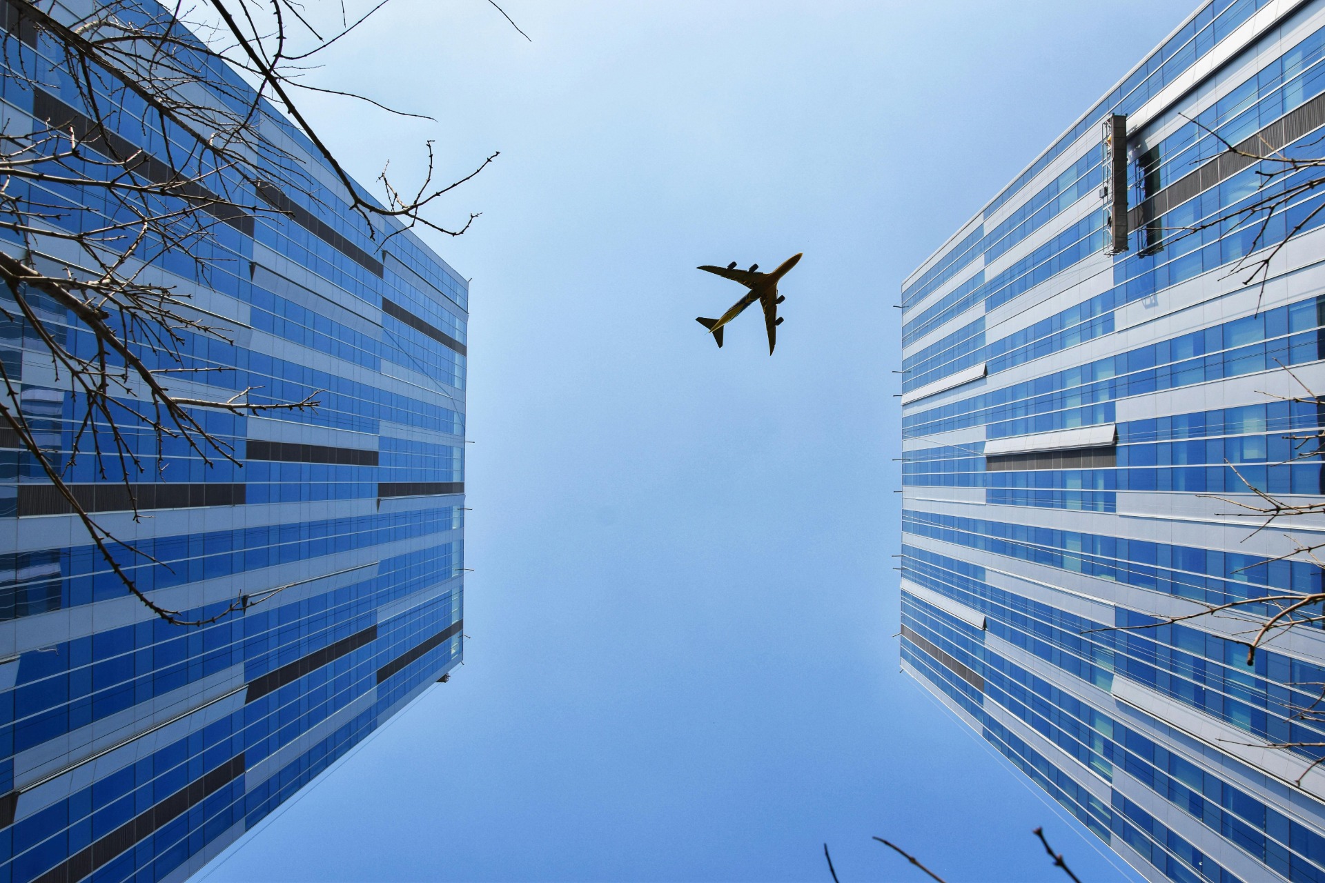 Avión Cerca Del Edificio Azul Y Gris por 周 康,disponible en Pexels, bajo licencia CC0.
