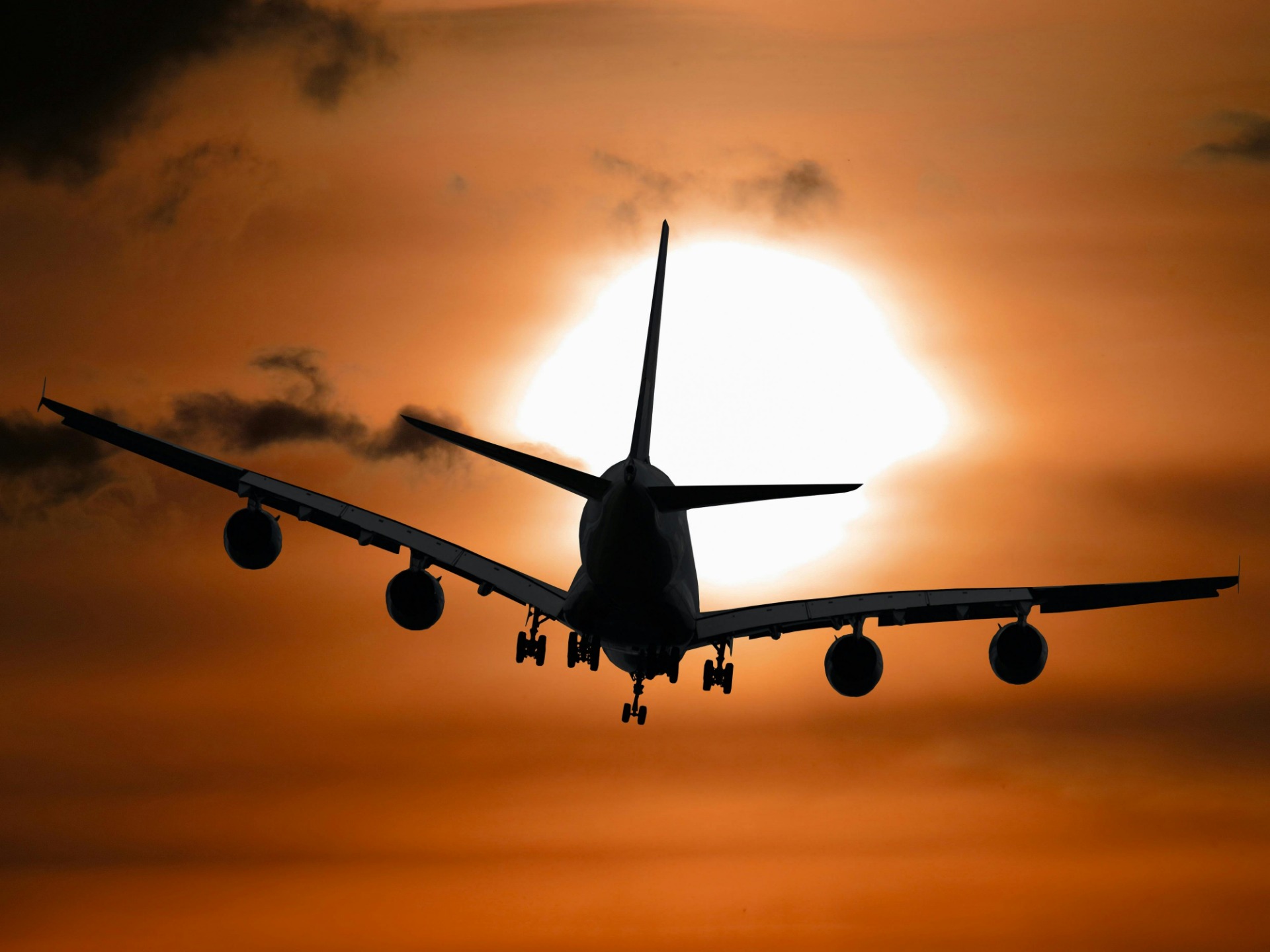 Imagen De Sombra De Un Avión Volando Durante La Puesta De Sol, por Pexels en Pexels, bajo licencia CC0.