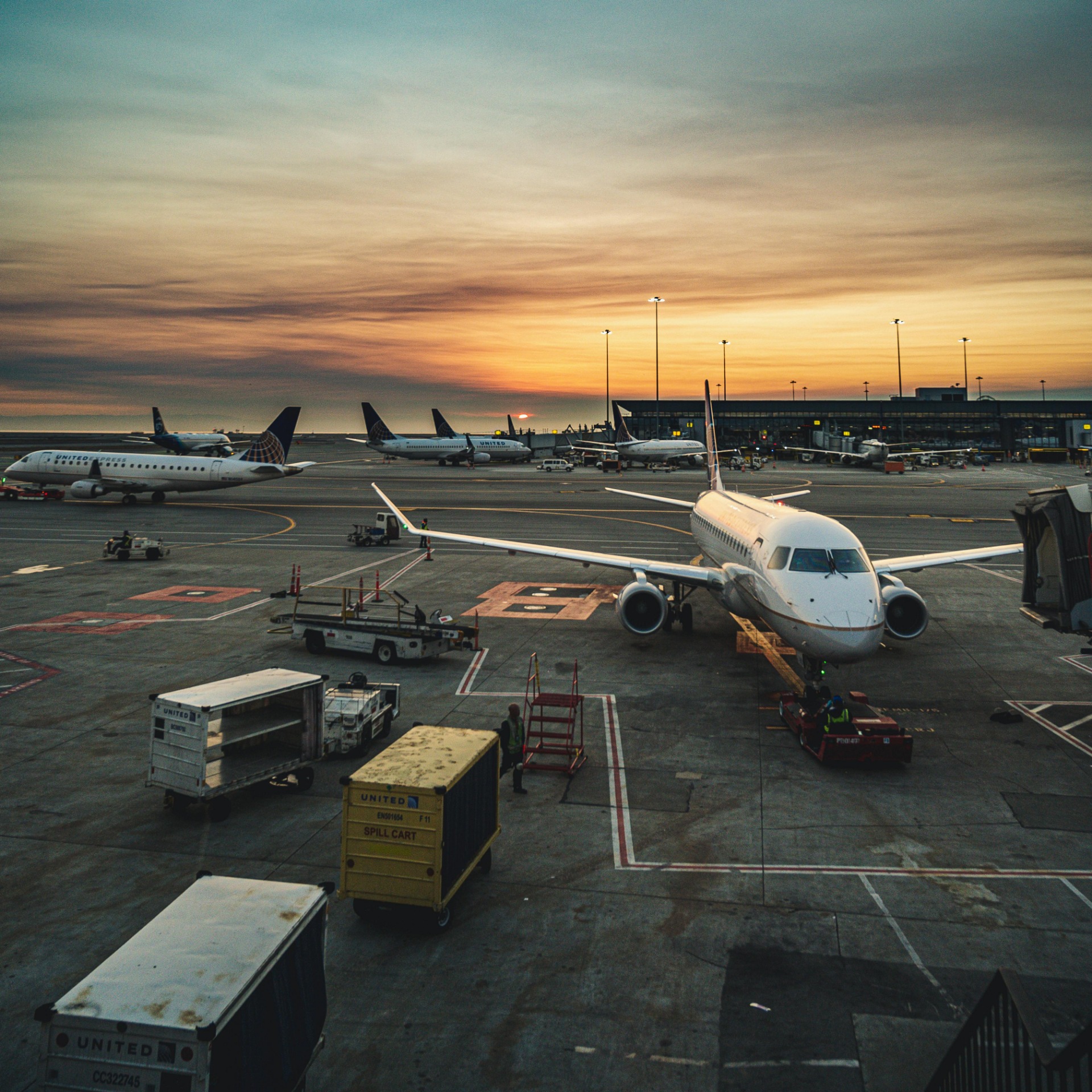 Imagen Foto De Aviones En El Aeropuerto, por Brett Sayles en Pexels, bajo licencia CC0.