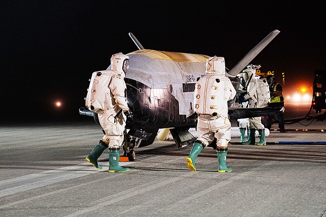 Fuerza Espacial de EE. UU./Sargento Adam Shanks El X-37B concluye su sexta misión (221111-F-XX000-0001).jpg El vehículo de pruebas orbitales X-37B concluye su sexta misión exitosa.