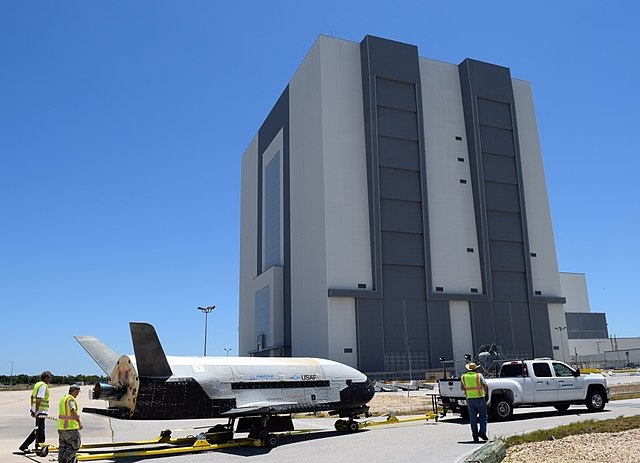 Fuerza Aérea de los EE. UU./ Michael Martin X-37B OTV4 pasando por el Edificio de Ensamblaje de Vehículos (170507-F-LD992-008).jpg